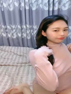 这女的是真牛逼大早上户外勾搭路人激情啪啪口交大鸡巴像个母狗一样撅着让小哥后入草逼和菊花站着喷尿